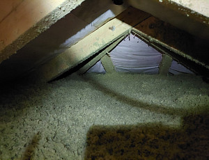 Zateplení stropu patrového rodinného domu pomocí foukané izolace